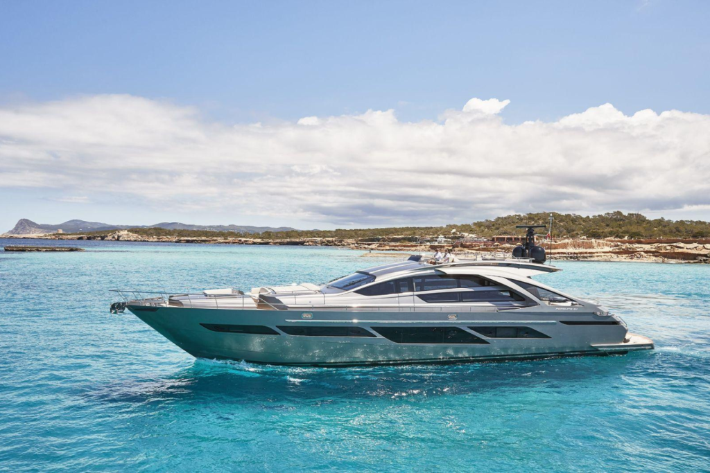 El yate Pershing 9X Baloo III navegando, destacando su diseño futurista, lujo y alto rendimiento en el mar