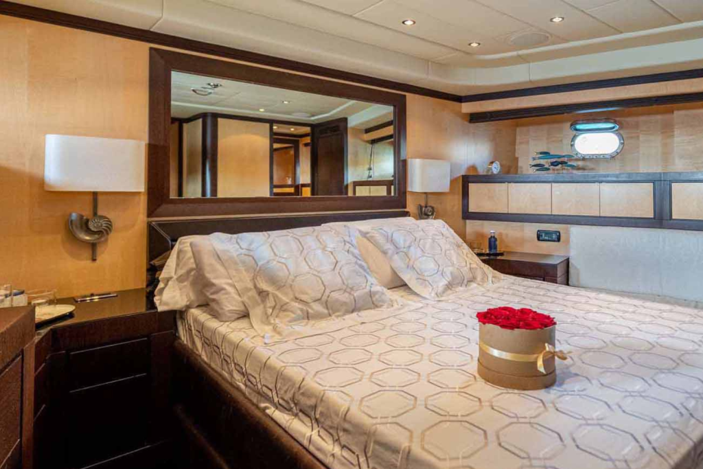 Camarote VIP del yate Mangusta 92, con un diseño sofisticado, acabados de lujo y amplios espacios para una experiencia exclusiva en alta mar