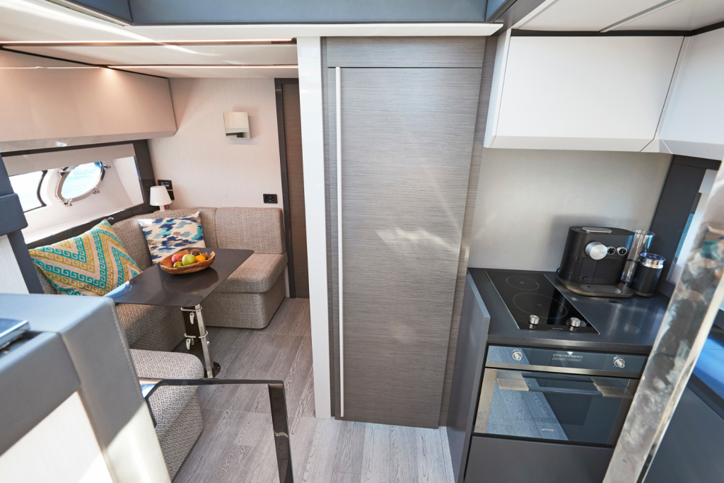 Interior del yate Pershing 5X Magna, con un diseño moderno, acabados de lujo y espacios optimizados para ofrecer el máximo confort a bordo.