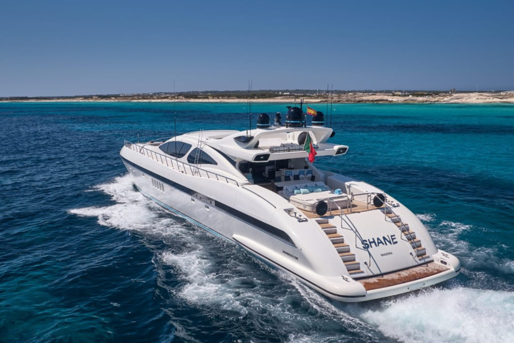 El yate Mangusta 130 Shane navegando con elegancia y potencia, ofreciendo lujo, diseño moderno y exclusividad en alta mar.
