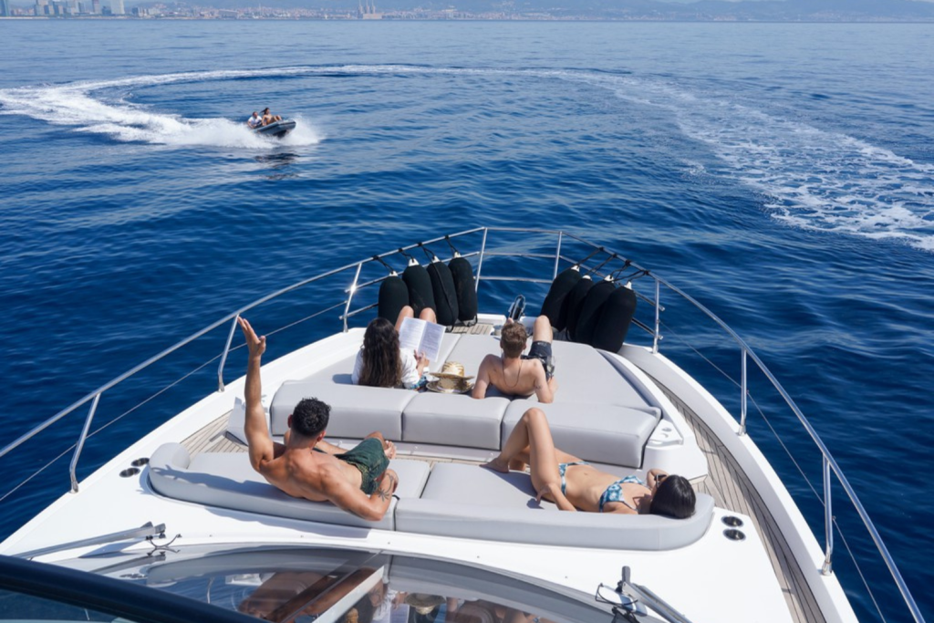 Vista de la proa del yate Azimut 53 Sea Shell, con diseño sofisticado y áreas ideales para relajarse y disfrutar del mar.