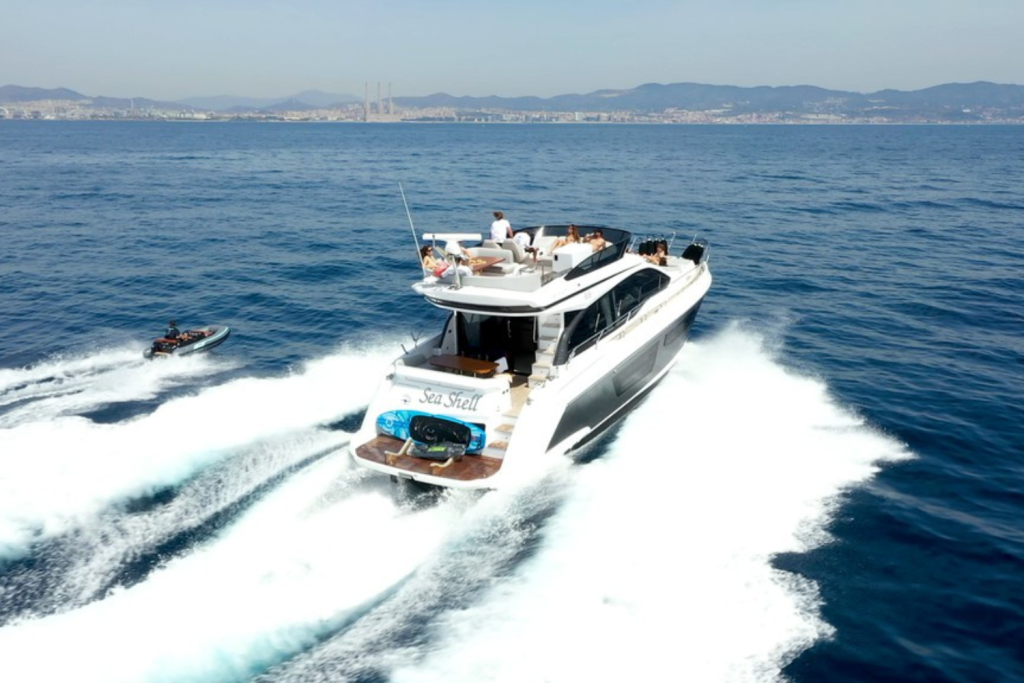 Vista aérea del yate Azimut 53 Sea Shell navegando, mostrando su diseño elegante y amplias áreas exteriores para el relax