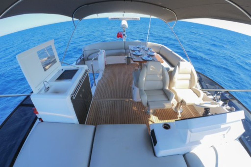 Vista del flybridge del yate Azimut 53 Sea Shell, con áreas cómodas y elegantes para relajarse mientras navegas.