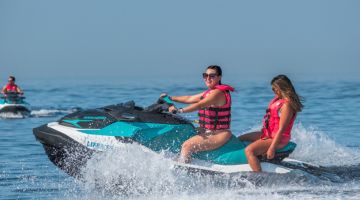 Moto de agua lista para uso en el Mediterráneo, ideal para actividades acuáticas llenas de adrenalina y diversión.