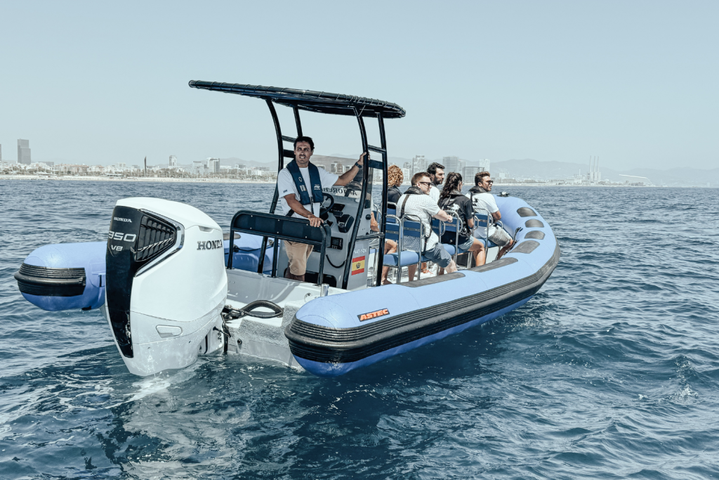 La semirrígida Astec PB800 en el agua, destacando su diseño robusto, estabilidad y alto rendimiento para cualquier aventura náutica.