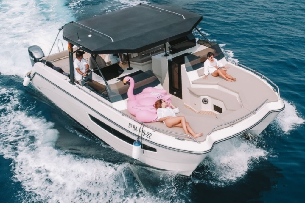 Vista del Catamarán Alexa 37 navegando en Barcelona, ofreciendo una experiencia exclusiva con diseño moderno y amplios espacios.