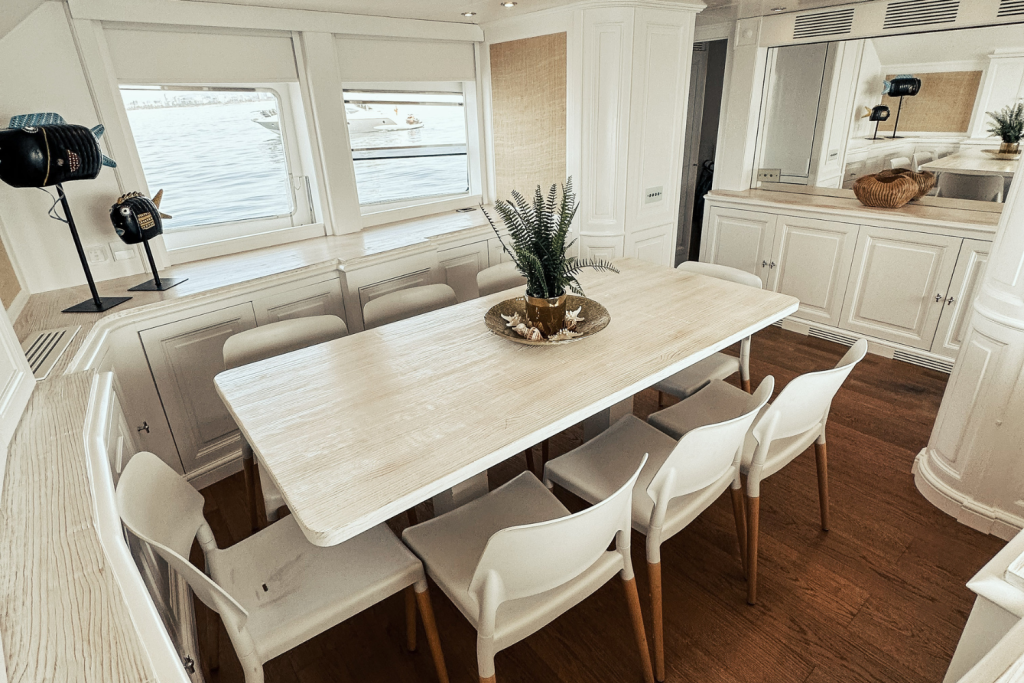 Sofisticado comedor del yate Benetti 82 Sail Division, con un diseño espacioso y acabados de alta calidad para una experiencia exclusiva.