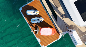 Plataforma inflable BALI flotando sobre aguas cristalinas, perfecta para el relax y la diversión.