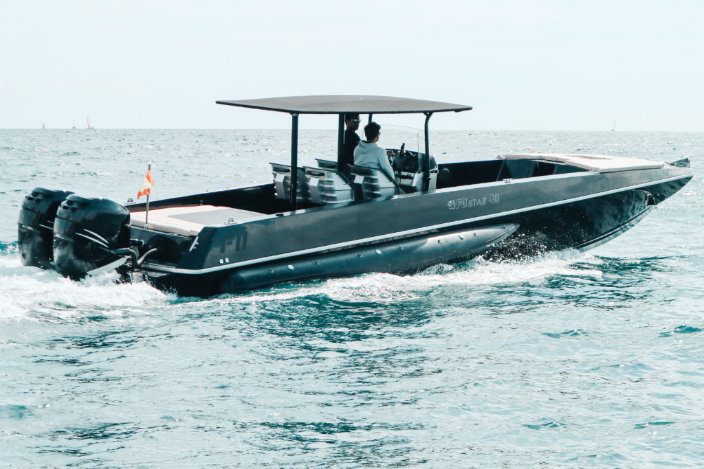 El yate F11 navegando en aguas cristalinas, combinando lujo, confort y un diseño moderno e innovador.